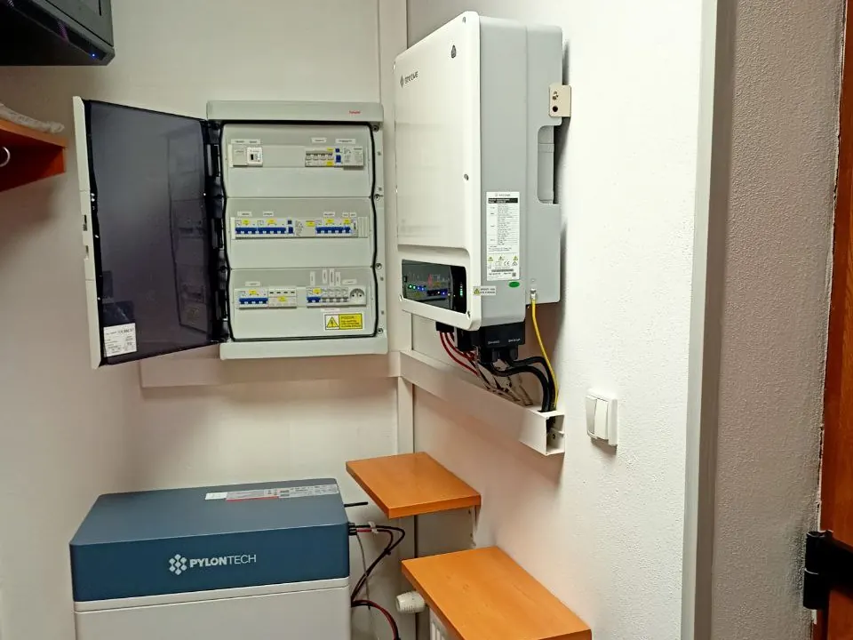 Střídač, rozvaděč a bateriové úložiště v technické místnosti