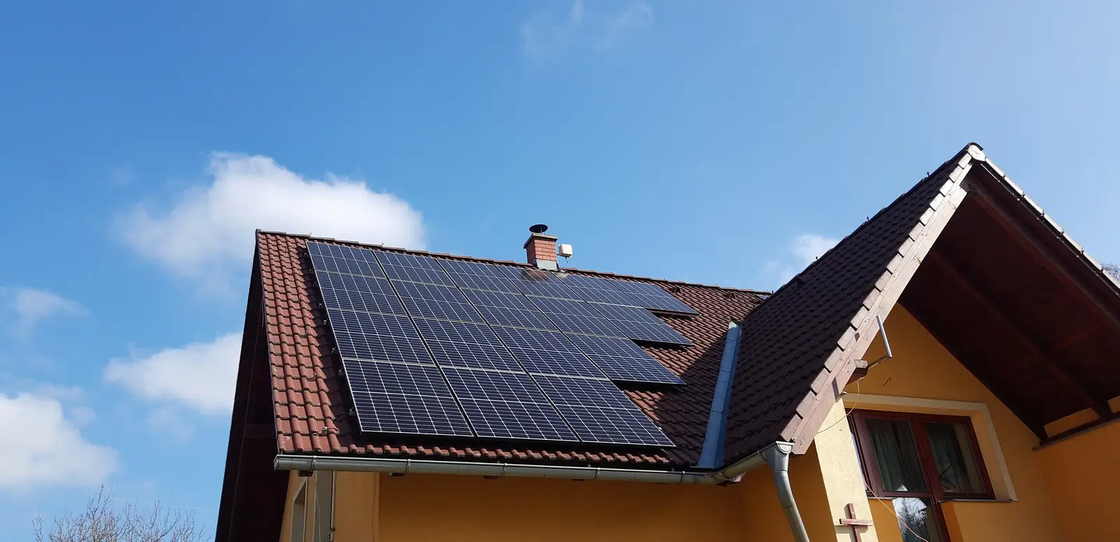 Rodinný dům s fotovoltaickou elektrárnou na střeše