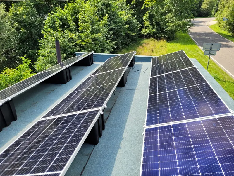 Fotovoltaické panely na ploché střeše