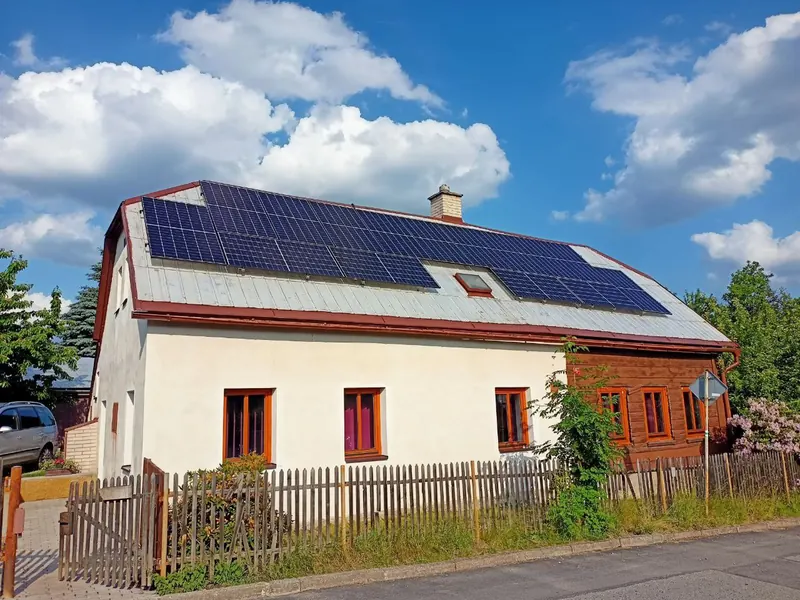 Bílý dům s fotovoltaickou elektrárnou na střeše