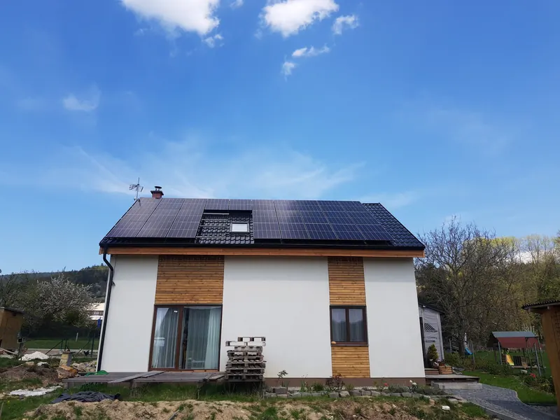 Novostavba s fotovoltaickou elektrárnou