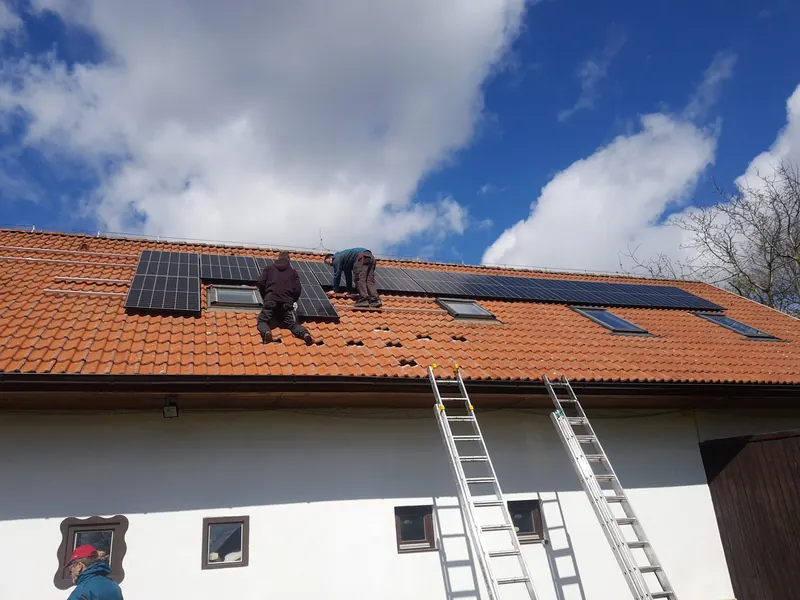 Montáž fotovoltaiky na oranžové střeše