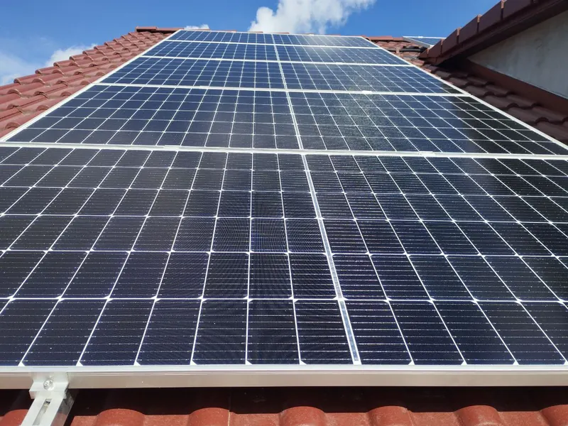 Detail fotovoltaických panelů na střeše